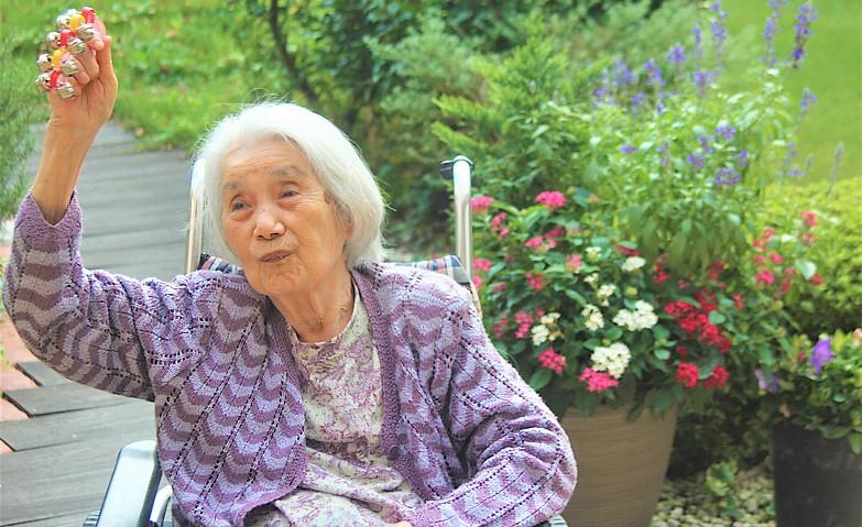 鈴を持って笑顔に