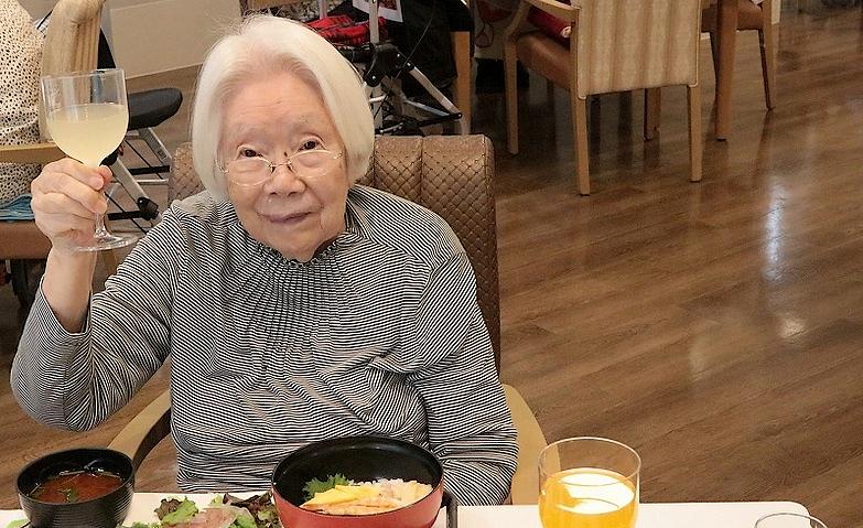 昼下がりの華やかな乾杯のひとコマ