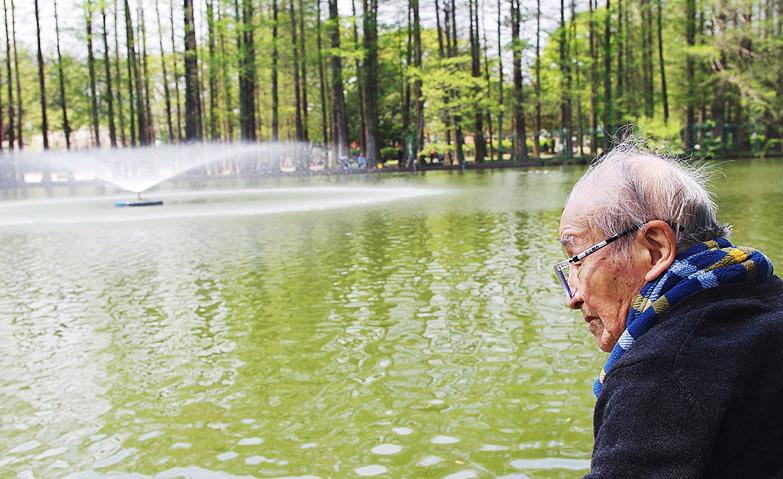 思い出話に花が咲く、近隣公園へのお散歩			