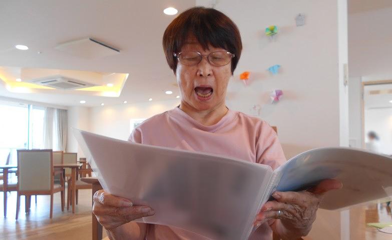 明るい大きな歌声