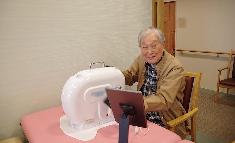 手をぐるぐる回して健康チェック