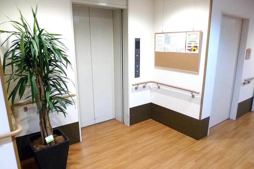 1F エレベータ前