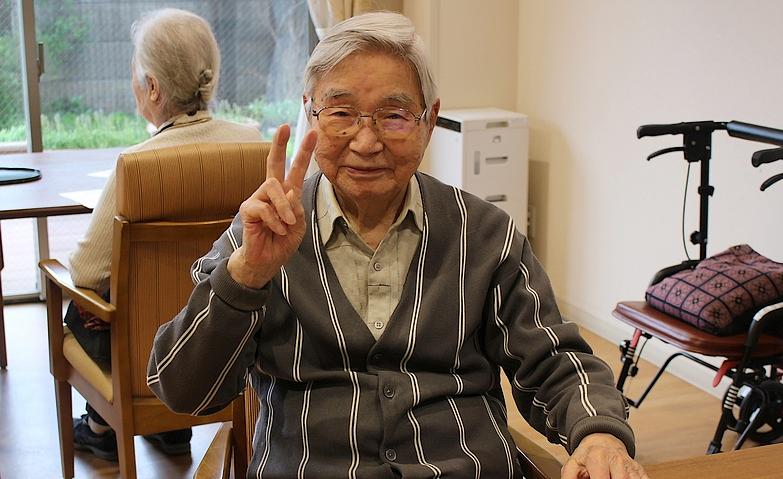 カメラに向かって笑顔でポーズ