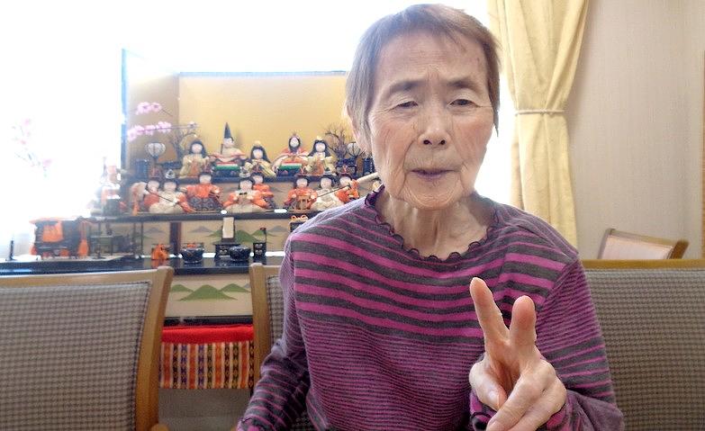 おひな様の前でピース！
