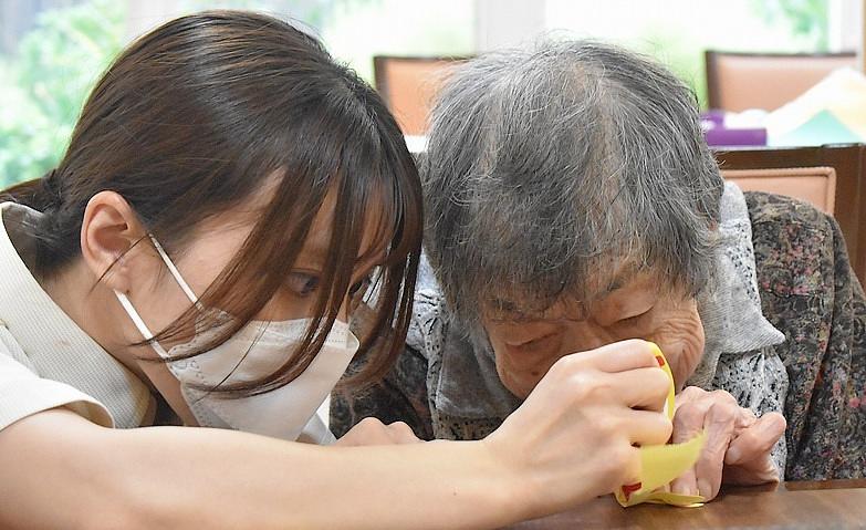 秋のお飾り作り～一緒に作業～