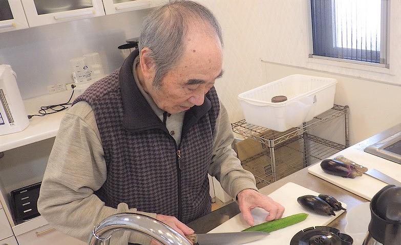 収穫した夏野菜で浅漬けづくり