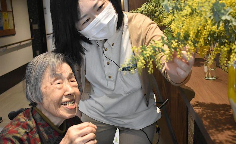 ミモザのお花を前に