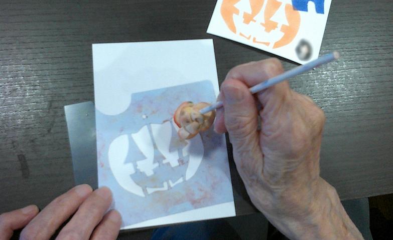 型抜きアクティビティ～ハロウィンカードを作ろう～
