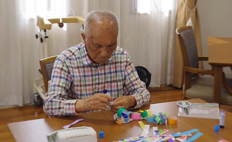 天の川まで届く輪飾りを