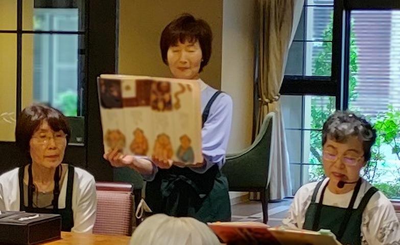 大人向け紙芝居に耳を傾けて