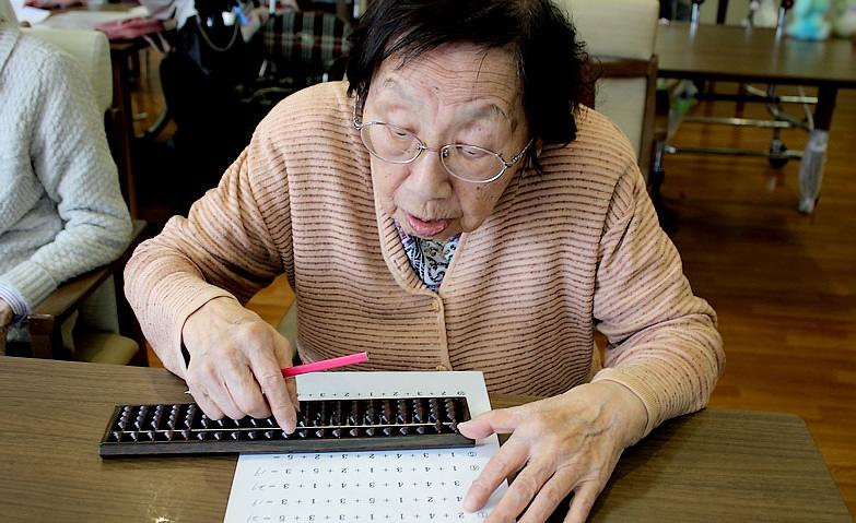 そろばん片手に脳トレ