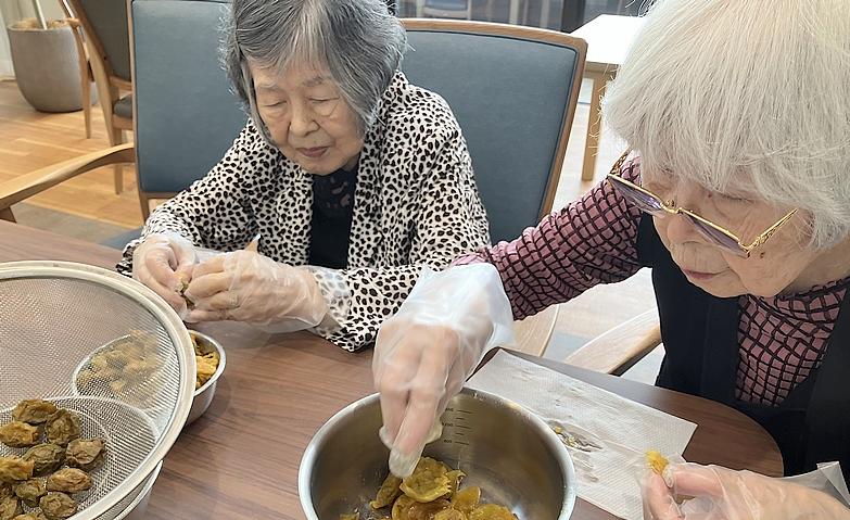 梅シロップの蔵出し作業