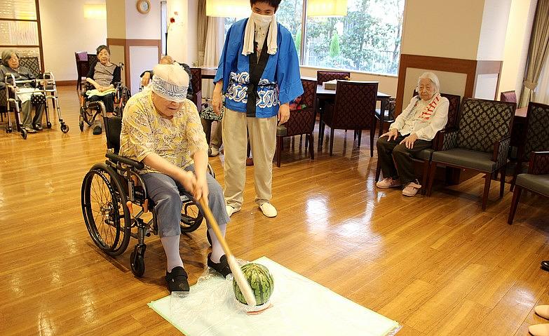 夏の風物詩～スイカ割り～