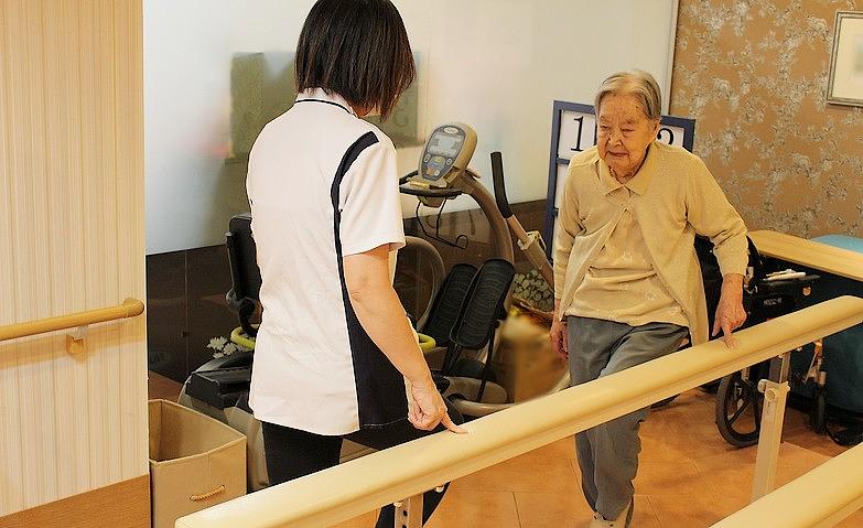 平行棒を使ったリハビリ運動