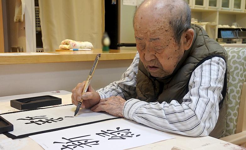 真剣なまなざしで