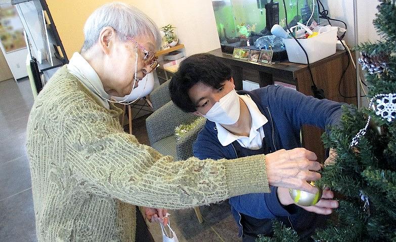 クリスマスツリーの飾りつけ