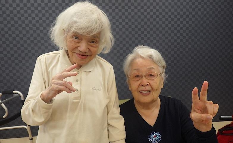 息ぴったりのポーズに笑顔あふれて