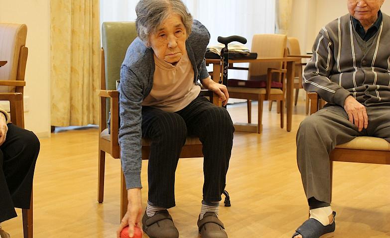 真剣なまなざしで一投！