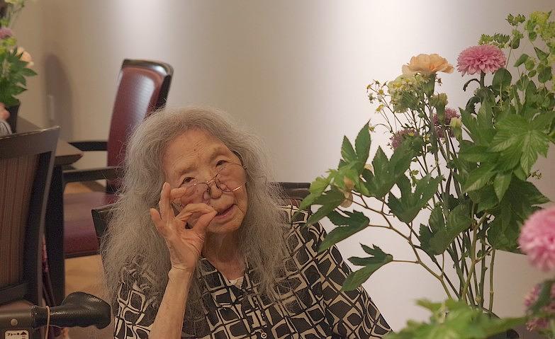 お花と一緒にハイポーズ