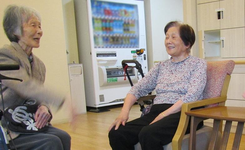 玄関前で談笑！