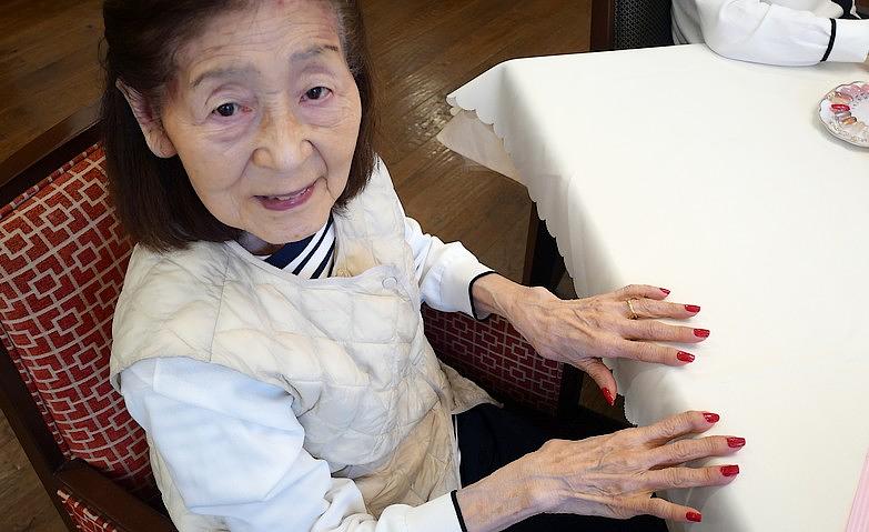 鮮やかな赤に心弾むネイルの時間