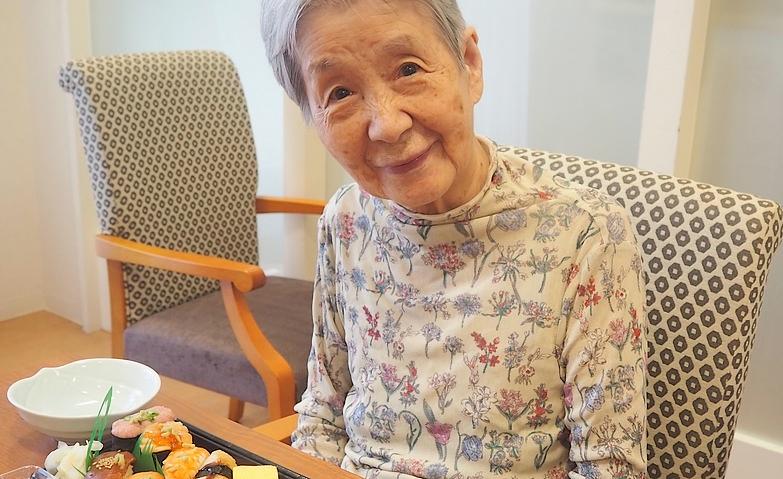 笑顔広がる出前おすしのひととき