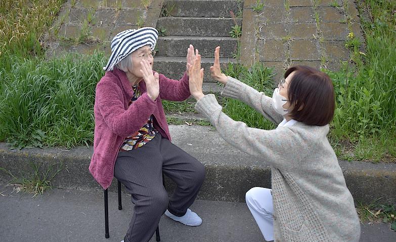 喜びのハイタッチ