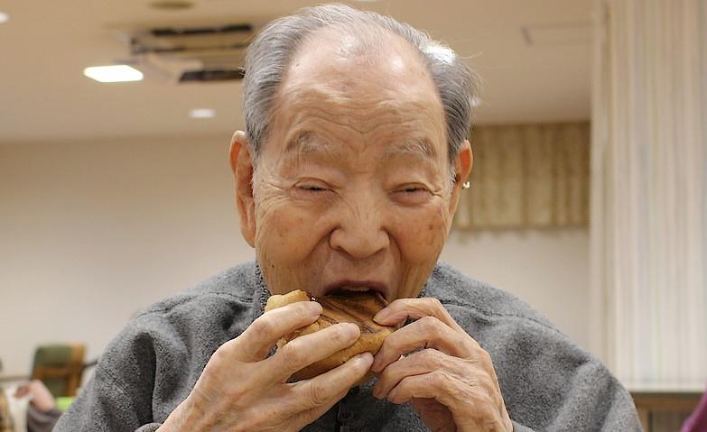 購入したシュークリームをパクリ！		