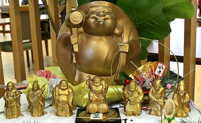 七福神に見守られ