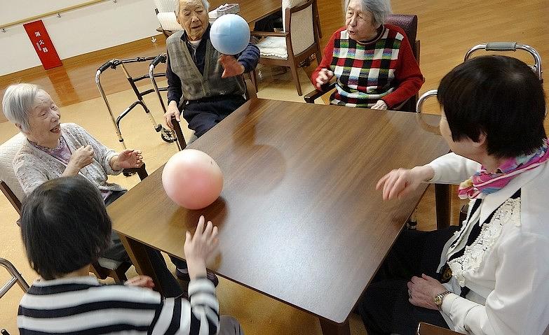 声援飛び交う卓上バレー大会