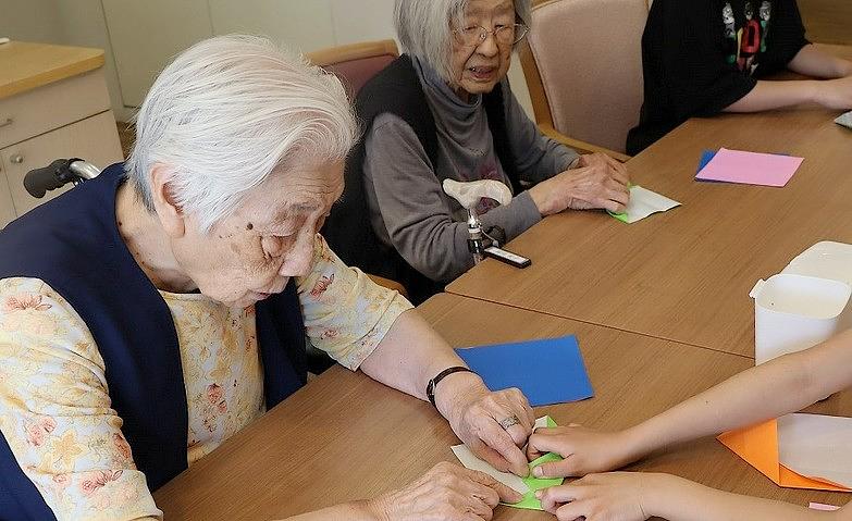 世代間交流～小さな折り紙先生～