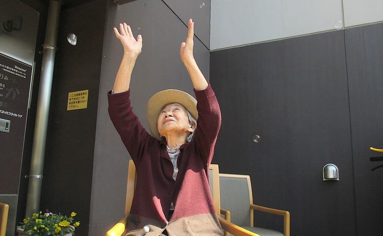 屋根まで飛んでけ！笑顔広がるシャボン玉遊び