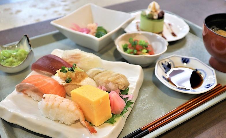 笑顔広がる「移動レストラン」の握りずし