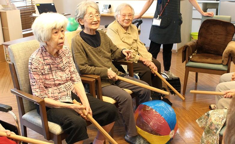 力を合わせて！「棒サッカー」