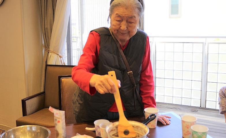 食堂アクティビティでおしるこ作り