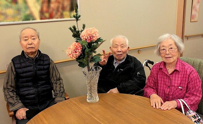 テーブルを囲んで思い出話