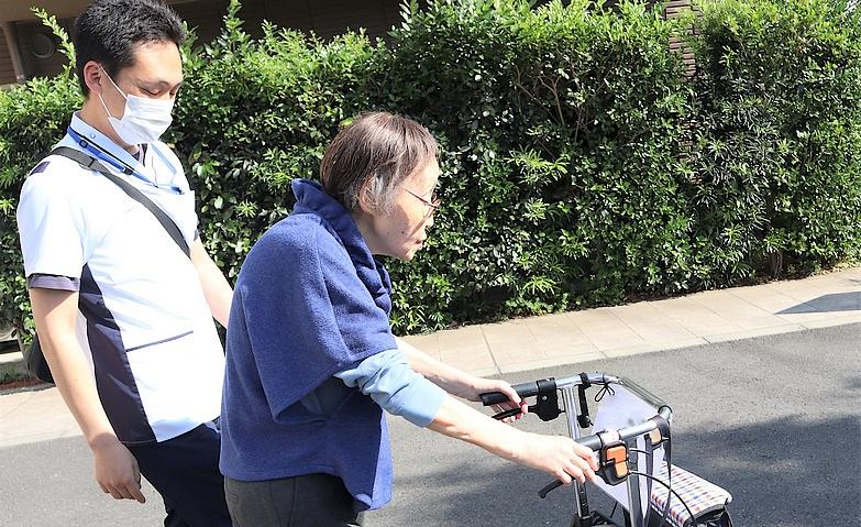 青空の下で歩行練習