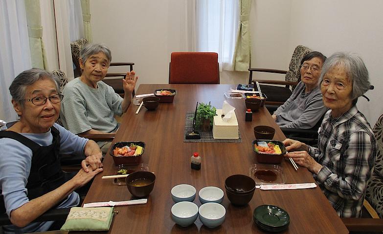 お寿司の出前でお食事会！