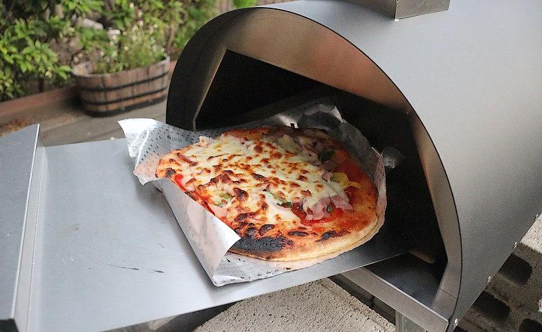 ピザ窯で焼き立てピザを！