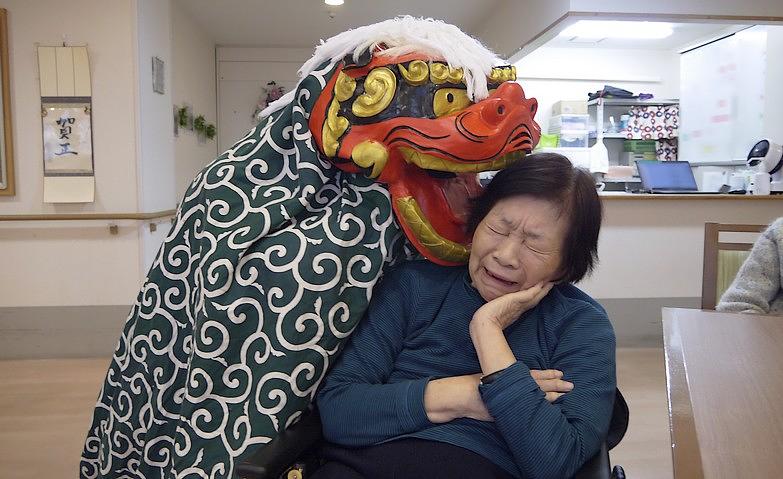獅子舞が頭をパクリ