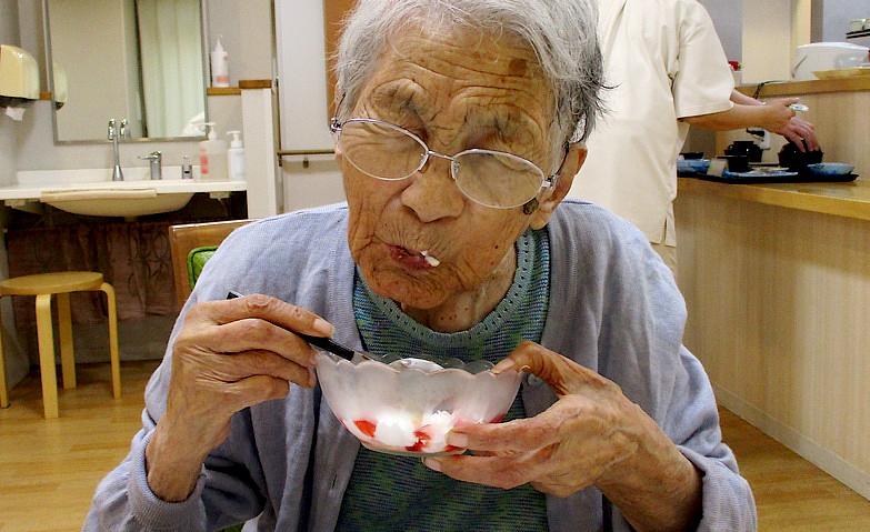 お誕生日ケーキを頬張って