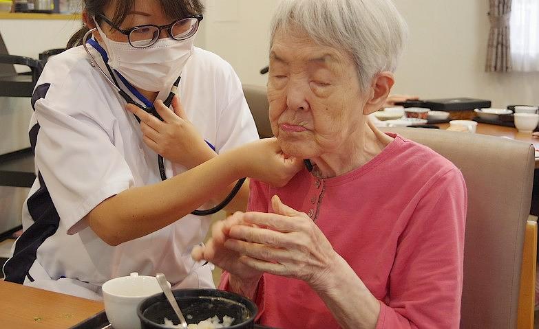 お食事の様子を確認