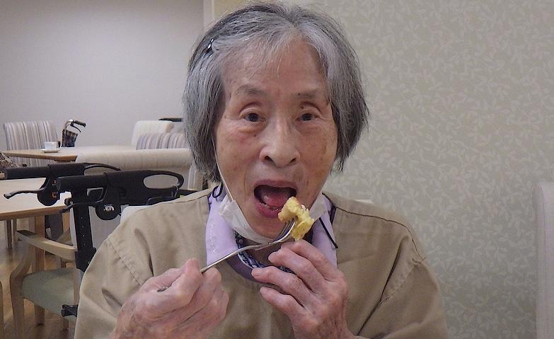 みんなで作ったパンケーキを味わう楽しいひととき