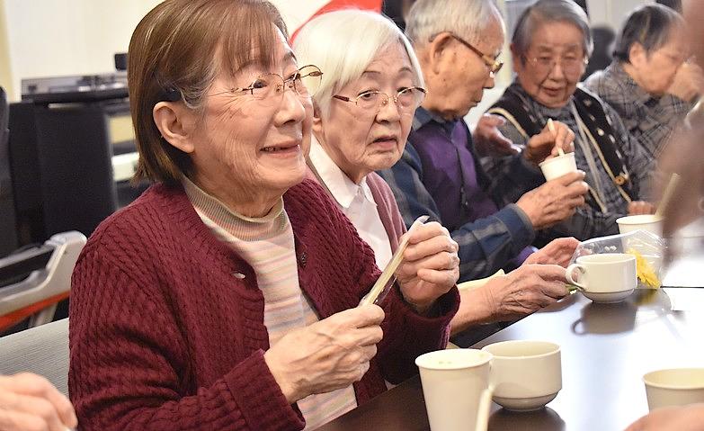 おやつのカップの中には？