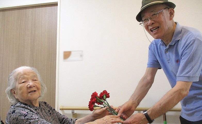 感謝の花を手渡して