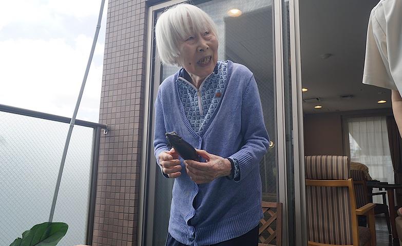 実りを喜ぶ夏野菜の収穫