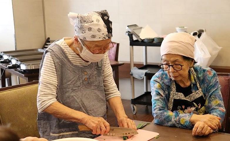 「手を切らないように慎重にね」			