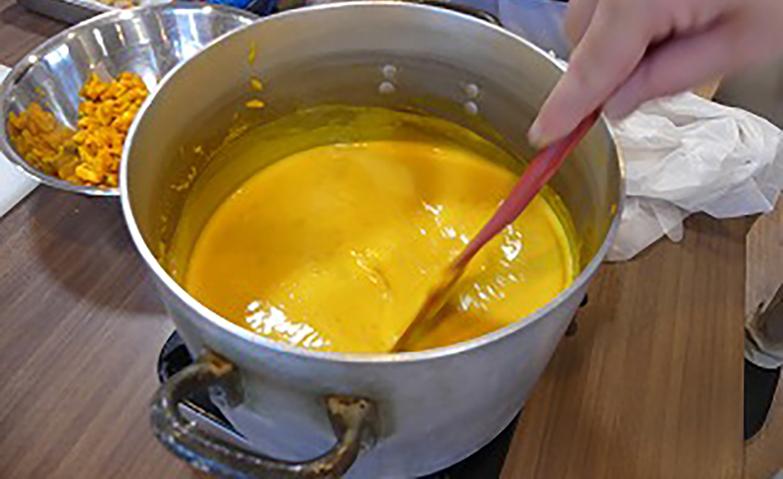 かぼちゃスープをコトコト煮込みます		
