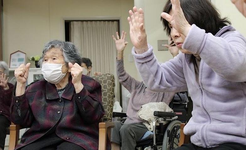 機能訓練指導員の体操で脳トレも