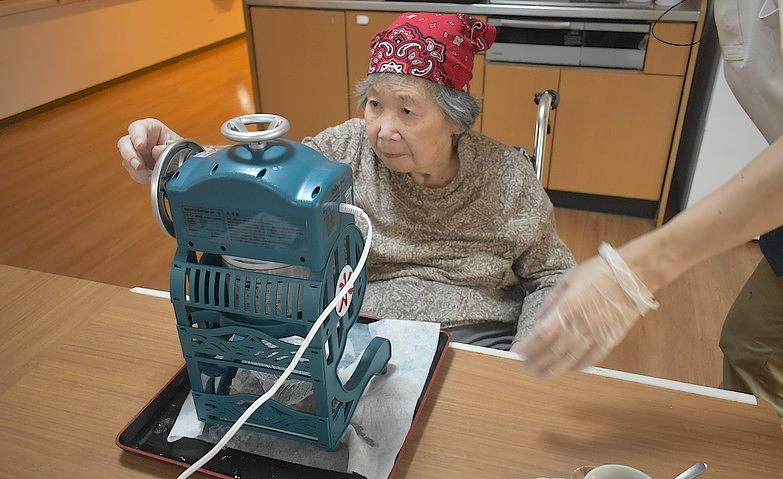 和風かき氷づくり～抹茶シロップと小豆を盛り付けて～